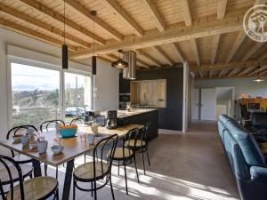 Maisons de vacances Gite spacieux, 4 chambres, cheminee, jardin clos, proche Saint-Just-Saint-Rambert - FR-1-496-195 : photos des chambres