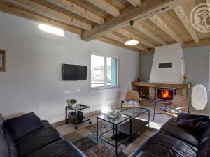 Maisons de vacances Gite spacieux, 4 chambres, cheminee, jardin clos, proche Saint-Just-Saint-Rambert - FR-1-496-195 : photos des chambres