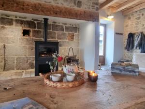 Maisons de vacances Maison de Campagne Confortable pour 10 Personnes avec Wifi - FR-1-496-347 : photos des chambres