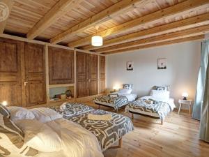 Maisons de vacances Maison de Campagne Confortable pour 10 Personnes avec Wifi - FR-1-496-347 : photos des chambres