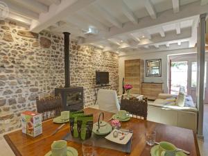 Maisons de vacances Gite de charme avec SPA, terrasse, cheminee et cour, ideal pour un sejour zen a Notre-Dame-de-Boisset - FR-1-496-320 : photos des chambres
