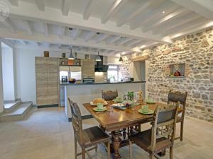 Maisons de vacances Gite de charme avec SPA, terrasse, cheminee et cour, ideal pour un sejour zen a Notre-Dame-de-Boisset - FR-1-496-320 : photos des chambres