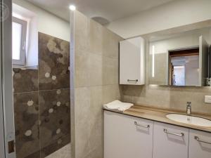 Maisons de vacances Gite de charme avec SPA, terrasse, cheminee et cour, ideal pour un sejour zen a Notre-Dame-de-Boisset - FR-1-496-320 : photos des chambres