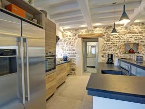 Maisons de vacances Gite de charme avec SPA, terrasse, cheminee et cour, ideal pour un sejour zen a Notre-Dame-de-Boisset - FR-1-496-320 : photos des chambres