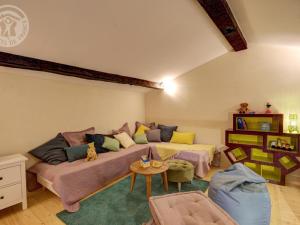 Maisons de vacances Gite historique entre Lyon et Saint-Etienne avec Wi-Fi, jardin, equipements bebe et proche tennis - FR-1-496-275 : photos des chambres