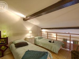 Maisons de vacances Gite historique entre Lyon et Saint-Etienne avec Wi-Fi, jardin, equipements bebe et proche tennis - FR-1-496-275 : Maison de Vacances
