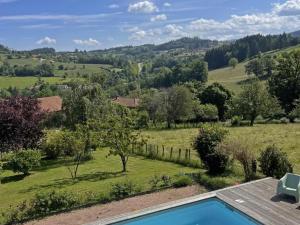 Maisons de vacances Maison de campagne avec piscine, spa et jeux exterieurs dans le Haut Beaujolais - FR-1-496-247 : photos des chambres