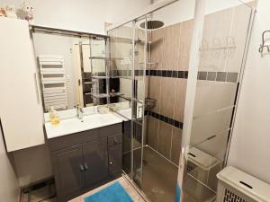 Maisons de vacances Gite charmant a Sazilly avec jardin privatif et WiFi - FR-1-381-608 : photos des chambres