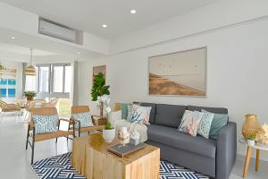 Caribbean Sunrise View, Beachfront Apartment.