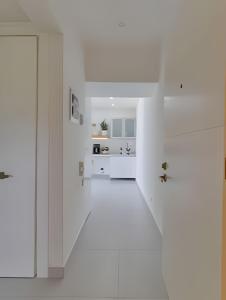 Caribbean Sunrise View, Beachfront Apartment.