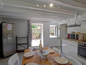 Maisons de vacances Gite Avec Piscine, Chevaux Acceptes, Confort Moderne - FR-1-496-126 : photos des chambres