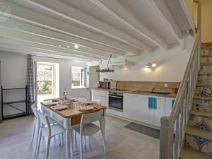 Maisons de vacances Gite Avec Piscine, Chevaux Acceptes, Confort Moderne - FR-1-496-126 : photos des chambres