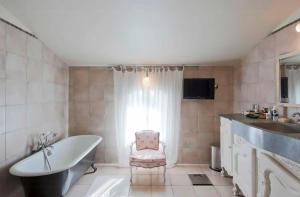 Maisons de vacances Villa With Pool In Chateauneuf-Du-Pape : photos des chambres