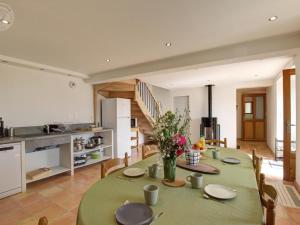 Maisons de vacances Gite spacieux avec terrasse en foret, 12 lits, proche randonnees - FR-1-496-314 : photos des chambres