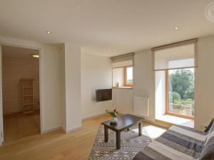 Maisons de vacances Gite spacieux avec terrasse en foret, 12 lits, proche randonnees - FR-1-496-314 : photos des chambres