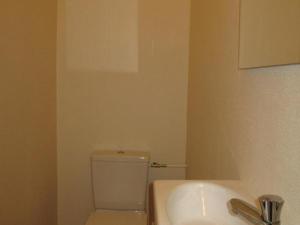 Maisons de vacances Gite Independant avec Cour Close, WiFi et Chauffage Compris – Proche Montlucon et Neris-les-Bains - FR-1-489-27 : photos des chambres
