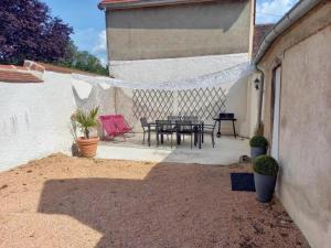 Maisons de vacances Maison cocooning avec jardin et cheminee pres de Vichy – velos et animaux acceptes - FR-1-489-68 : photos des chambres