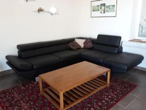 Gîte rustique et moderne avec piscine et animaux acceptés à Chirat-lÉglise - FR-1-489-229