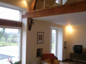 Gîte rustique et moderne avec piscine et animaux acceptés à Chirat-lÉglise - FR-1-489-229