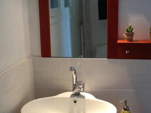 Maisons de vacances Grande maison contemporaine avec piscine privee, proche lac, randonnees et activites de loisirs - FR-1-489-134 : photos des chambres