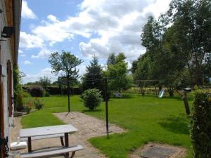 Maisons de vacances Maison renovee a Franchesse avec grand jardin et animaux admis - FR-1-489-221 : photos des chambres