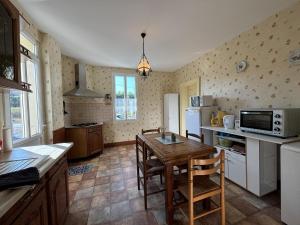 Maisons de vacances Maison avec jardin pres du canal et de la Loire, equipement complet, parfait pour familles - FR-1-489-550 : photos des chambres
