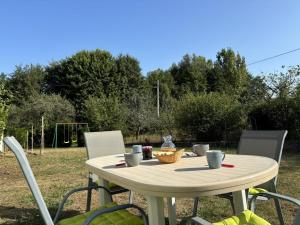 Maisons de vacances Maison avec jardin pres du canal et de la Loire, equipement complet, parfait pour familles - FR-1-489-550 : photos des chambres
