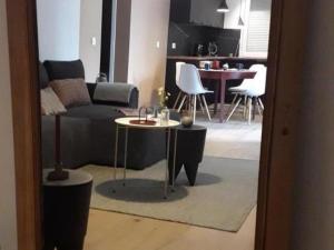 Maisons de vacances Gite Contemporain au Coeur du Village avec Jardin et Climatisation - FR-1-489-551 : photos des chambres