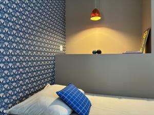 Maisons de vacances Gite Contemporain au Coeur du Village avec Jardin et Climatisation - FR-1-489-551 : photos des chambres