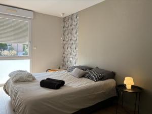 Maisons de vacances Gite Contemporain au Coeur du Village avec Jardin et Climatisation - FR-1-489-551 : photos des chambres