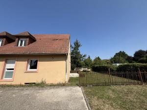 Maisons de vacances Gite Contemporain au Coeur du Village avec Jardin et Climatisation - FR-1-489-551 : photos des chambres