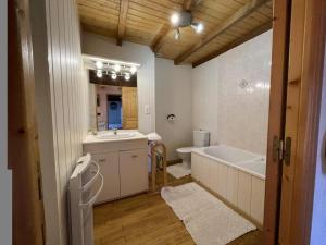 Maisons de vacances Maison Authentique avec Jardin et Cheminee, Animaux Acceptes, Parking, Internet - FR-1-489-184 : photos des chambres