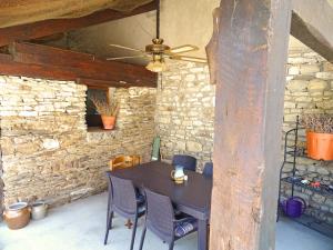 Maisons de vacances Gite cosy avec spa, grand jardin, proche de la riviere Sioule - ideal pour famille et relaxation - FR-1-489-342 : photos des chambres