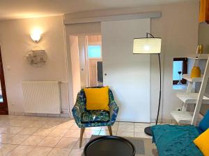 Maisons de vacances Gite cosy avec spa, grand jardin, proche de la riviere Sioule - ideal pour famille et relaxation - FR-1-489-342 : photos des chambres