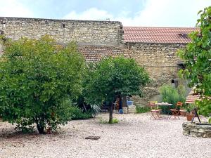 Maisons de vacances Gite cosy avec spa, grand jardin, proche de la riviere Sioule - ideal pour famille et relaxation - FR-1-489-342 : photos des chambres