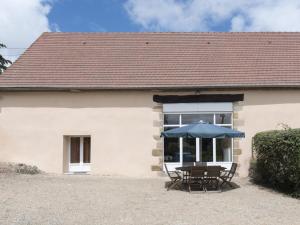 Maisons de vacances Charmant Gite avec Piscine, Jardin et Jeux Enfants pres de St Pourcain/Sioule - FR-1-489-57 : photos des chambres