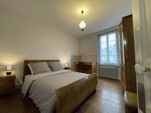 Maisons de vacances Gite elegant avec 3 chambres, cour fermee et terrasse, proche des activites de montagne et de Vichy - FR-1-489-497 : photos des chambres