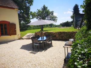Maisons de vacances Ancienne bergerie renovee avec piscine et grand jardin en Auvergne - FR-1-489-411 : photos des chambres