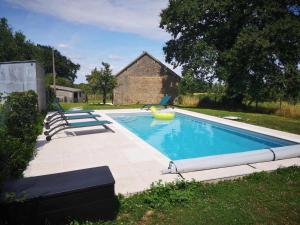 Maisons de vacances Ancienne bergerie renovee avec piscine et grand jardin en Auvergne - FR-1-489-411 : photos des chambres
