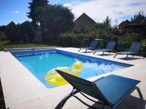 Maisons de vacances Ancienne bergerie renovee avec piscine et grand jardin en Auvergne - FR-1-489-411 : photos des chambres