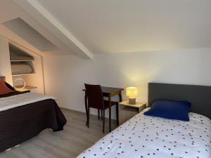 Maisons de vacances Gite familial a la ferme avec terrasse - chevaux, poneys, proche Montlucon et thermes Neris les Bains - FR-1-489-430 : photos des chambres