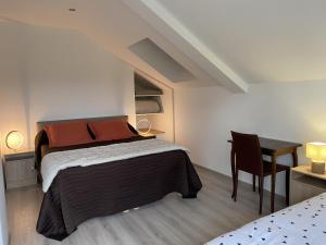 Maisons de vacances Gite familial a la ferme avec terrasse - chevaux, poneys, proche Montlucon et thermes Neris les Bains - FR-1-489-430 : photos des chambres