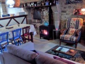 Maisons de vacances Maison en pierre renovee avec etang, peche, jardin et BBQ, proche Foret de Troncais - FR-1-489-293 : photos des chambres