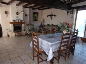 Maisons de vacances Ravissante Fermette Renovee avec Jardin Clos, Cheminee et WiFi - Animaux Acceptes - FR-1-489-83 : photos des chambres