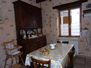 Maisons de vacances Ravissante Fermette Renovee avec Jardin Clos, Cheminee et WiFi - Animaux Acceptes - FR-1-489-83 : photos des chambres