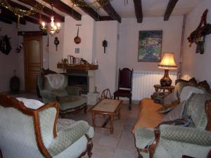 Maisons de vacances Ravissante Fermette Renovee avec Jardin Clos, Cheminee et WiFi - Animaux Acceptes - FR-1-489-83 : photos des chambres