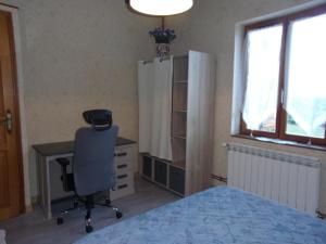 Maisons de vacances Ravissante Fermette Renovee avec Jardin Clos, Cheminee et WiFi - Animaux Acceptes - FR-1-489-83 : photos des chambres