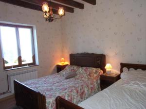 Maisons de vacances Ravissante Fermette Renovee avec Jardin Clos, Cheminee et WiFi - Animaux Acceptes - FR-1-489-83 : photos des chambres