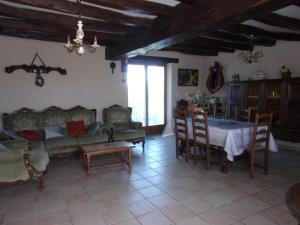 Maisons de vacances Ravissante Fermette Renovee avec Jardin Clos, Cheminee et WiFi - Animaux Acceptes - FR-1-489-83 : photos des chambres