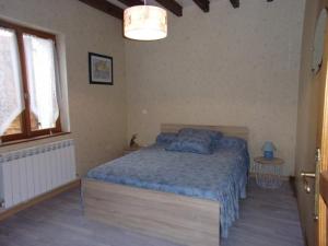 Maisons de vacances Ravissante Fermette Renovee avec Jardin Clos, Cheminee et WiFi - Animaux Acceptes - FR-1-489-83 : photos des chambres